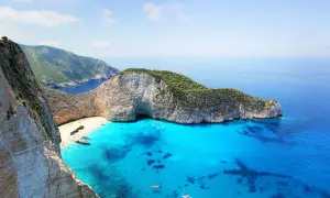 Widok na Navagio Beach, jedną z najpiękniejszych plaż na wyspach greckich, z wrakiem statku i turkusową wodą.