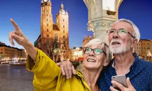 Para emerytów cieszy się wieczornym Krakowem. Idealne wycieczki dla emerytów i rencistów, pełne wrażeń i pięknych widoków.