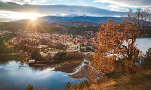 Malownicze miasteczko nad jeziorem, góry w tle. Idealne miejsce, gdzie na wakacje 2026.