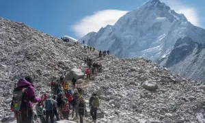 Tłum turystów na kamienistym zboczu Mount Everestu. Zastanawiasz się, ile kosztuje wejście na Mount Everest? To wyprawa życia!