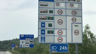 Znaki drogowe w Polsce informują, ile można jechać na autostradzie: 140 km/h dla samochodów, 100 km/h dla autobusów i 90 km/h dla ciężarówek.