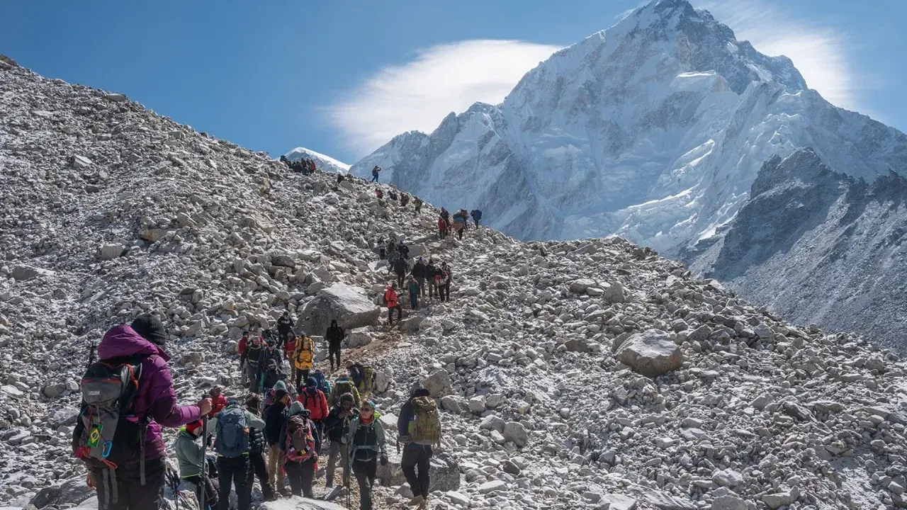 Tłum turystów na kamienistym zboczu Mount Everestu. Zastanawiasz się, ile kosztuje wejście na Mount Everest? To wyprawa życia!