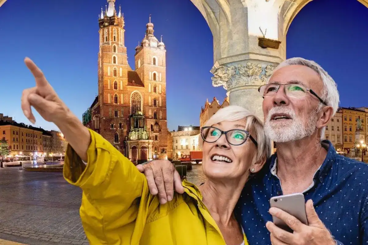 Para emerytów cieszy się wieczornym Krakowem. Idealne wycieczki dla emerytów i rencistów, pełne wrażeń i pięknych widoków.