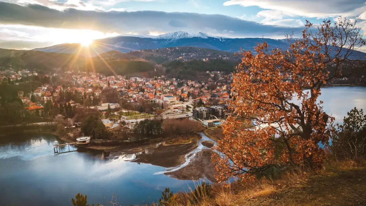 Malownicze miasteczko nad jeziorem, góry w tle. Idealne miejsce, gdzie na wakacje 2026.