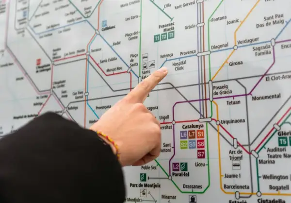 Palec na mapie metra, wskazujący drogę do szpitala. Planujesz podróż z barcelona lotnisko?